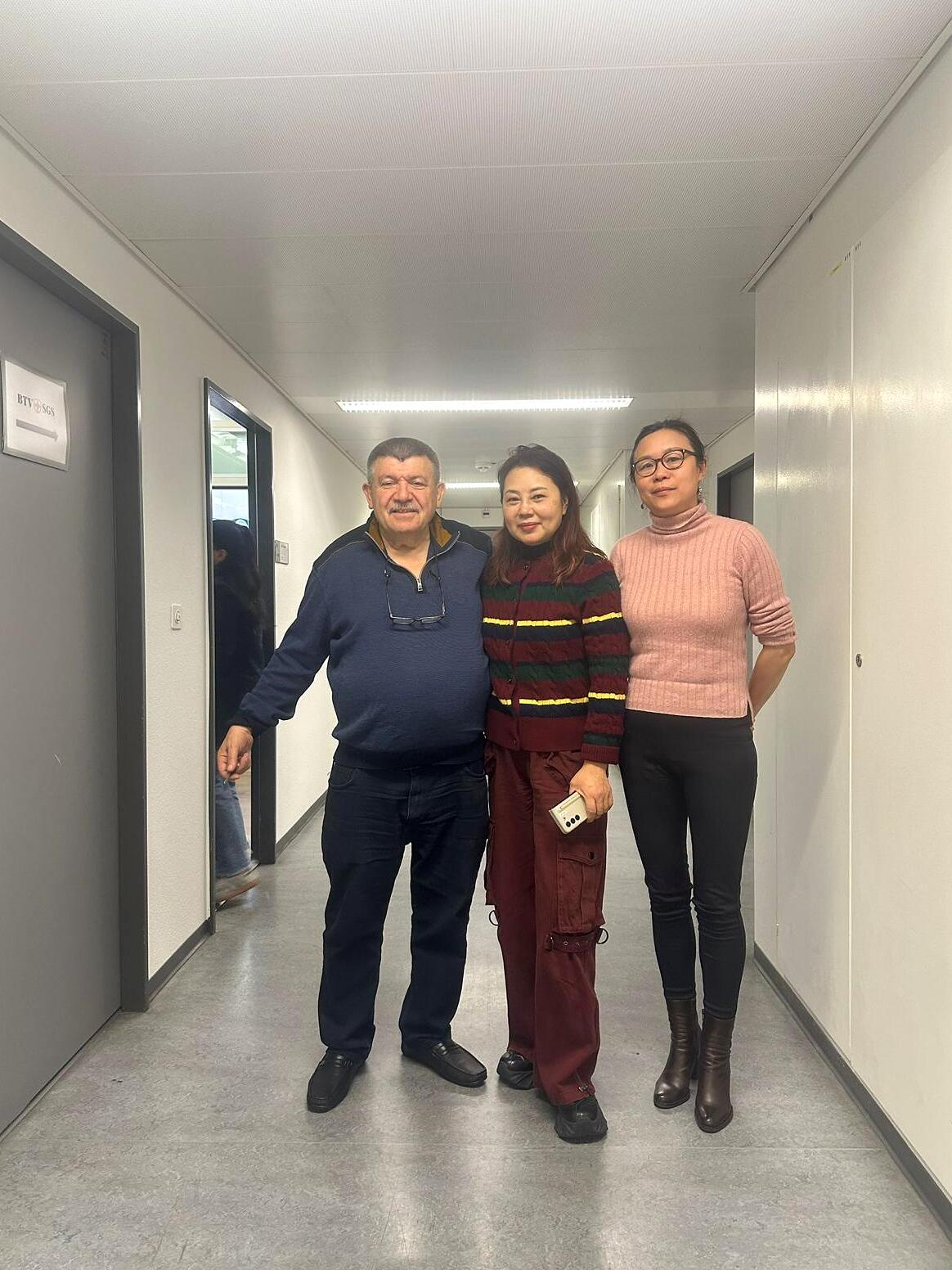 Andranik Ghazarian — Andranik Ghazarian mit Gästen während eines Arbeitsbesuchs bei Fine Art International Switzerland.